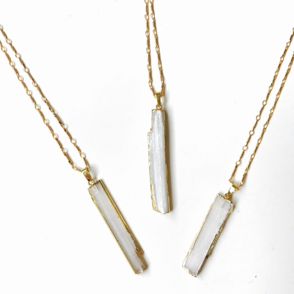 📿 ONLY ONE MORE LEFT - Thee Staple Necklace 📿 - Picture 3 of 5